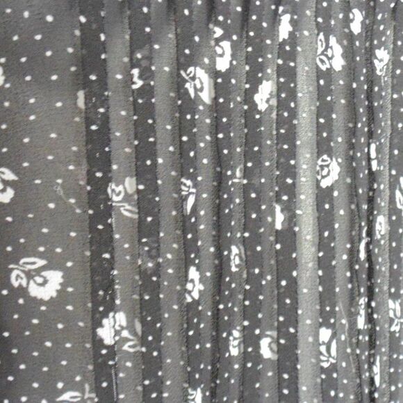 TORRID Top/Tunic, 1/1X, Black, Floral, Pintuck Pleated Bib, Long sleeve, V-neck - Picture 9 of 15